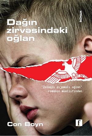 Dağın zirvəsindəki oğlan