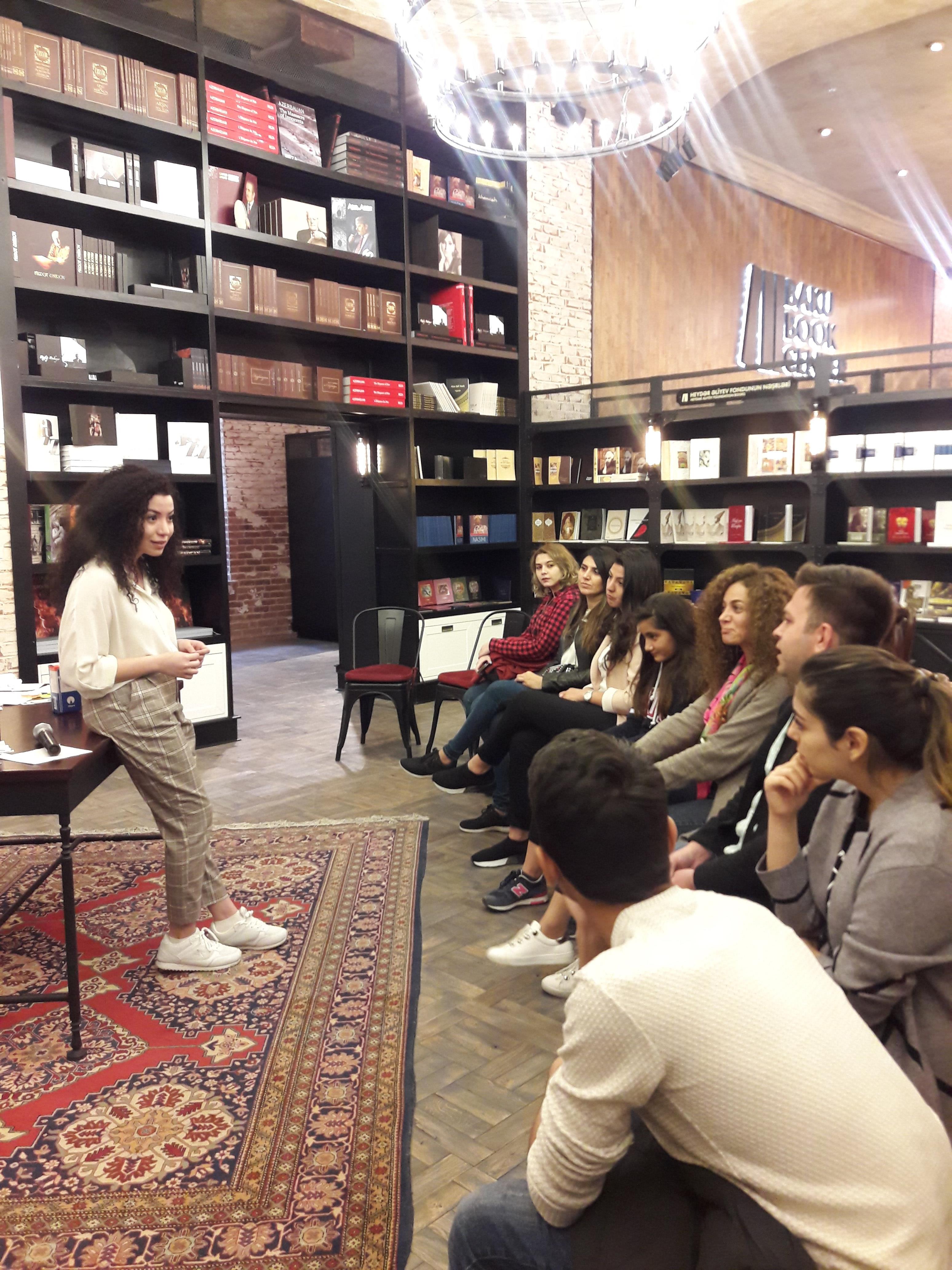 В Бакинском Книжном Центре начали работу бесплатные «Клубы общения» на иностранных языках