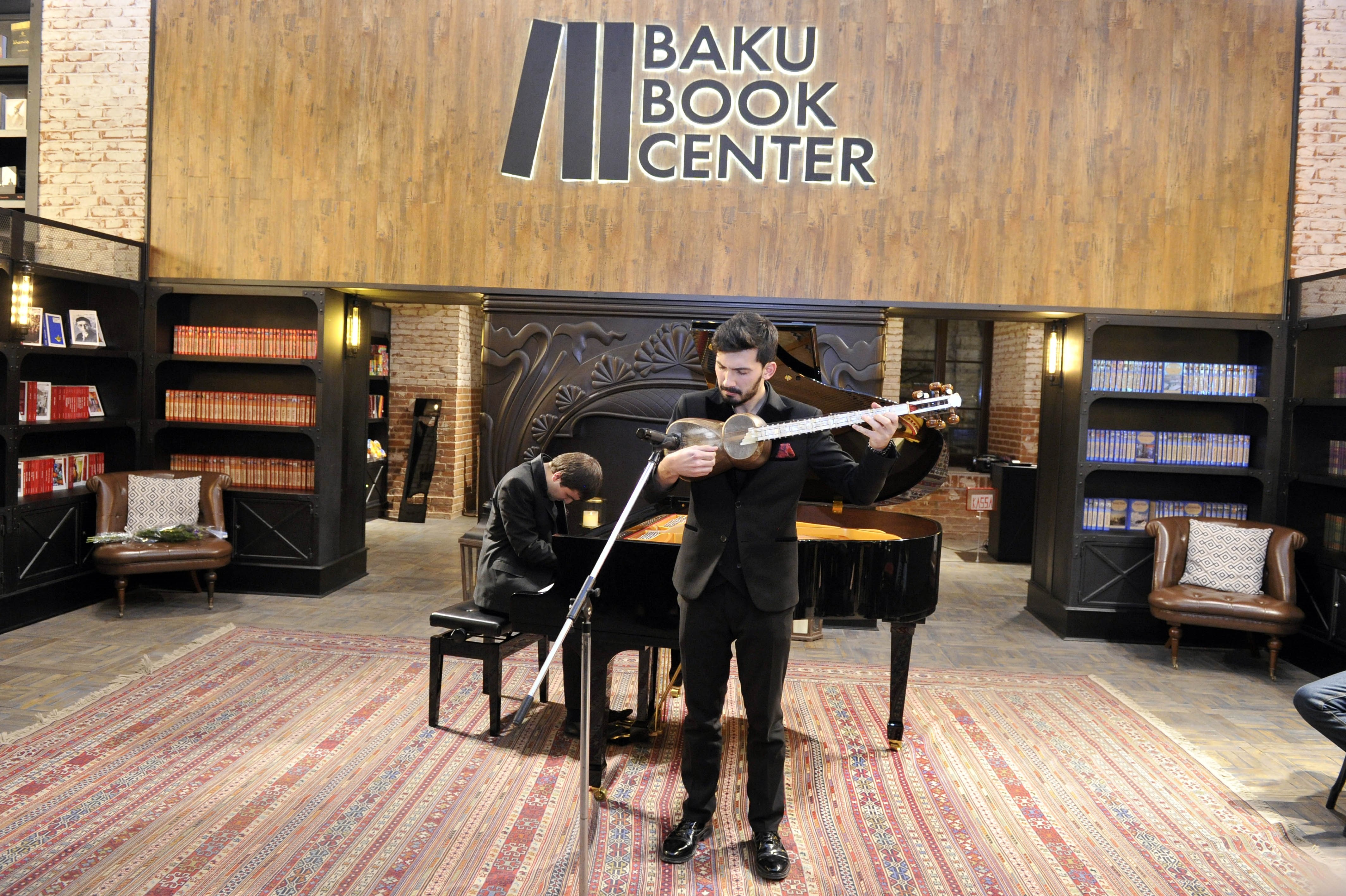 Baku book center. Книга Баку. Фото страницы книги Баку. Книга Баку купить. Baku book Center ingilis dilində kitablar.