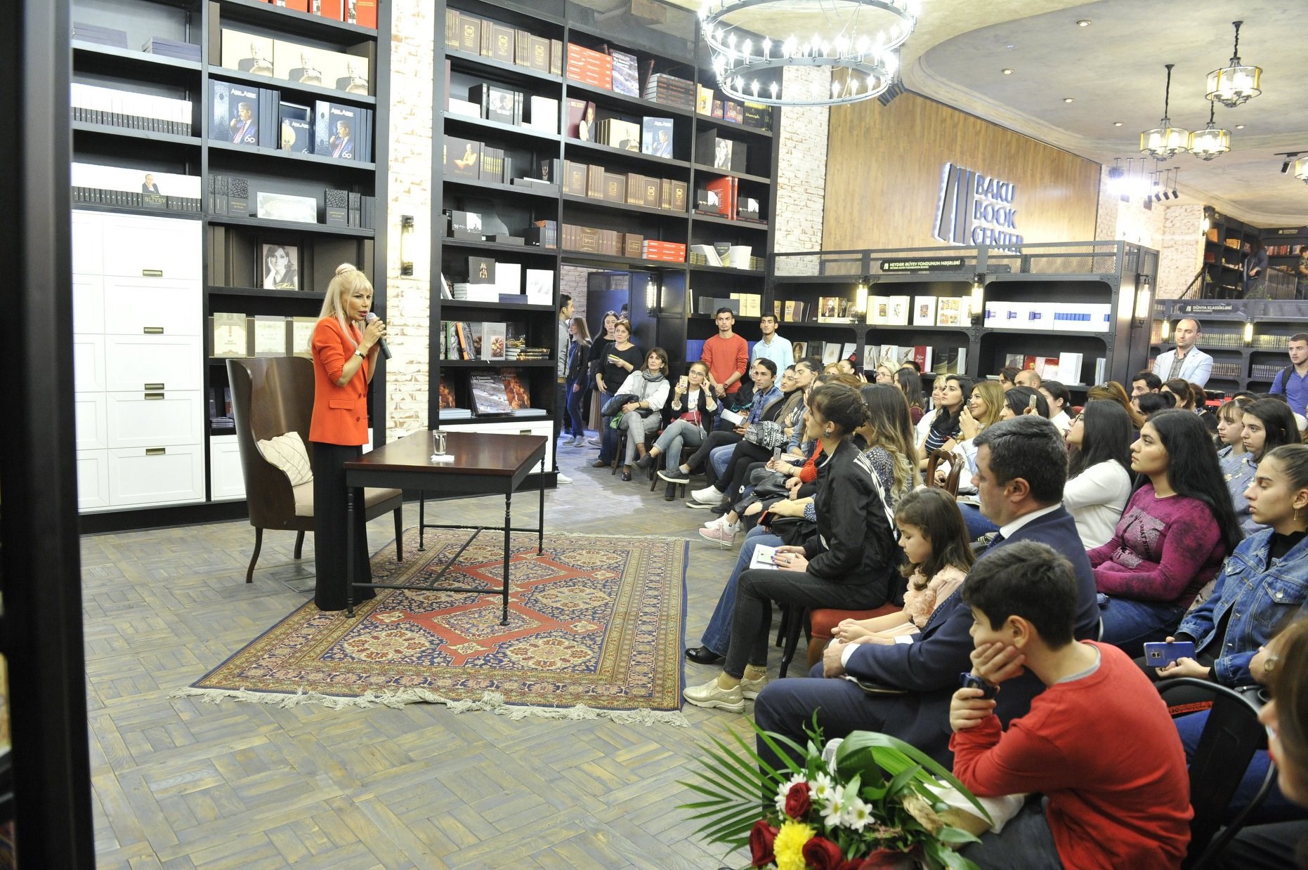 Baku book center. Наставник в Баку ведущая Наргиз Джалилова телевидения.