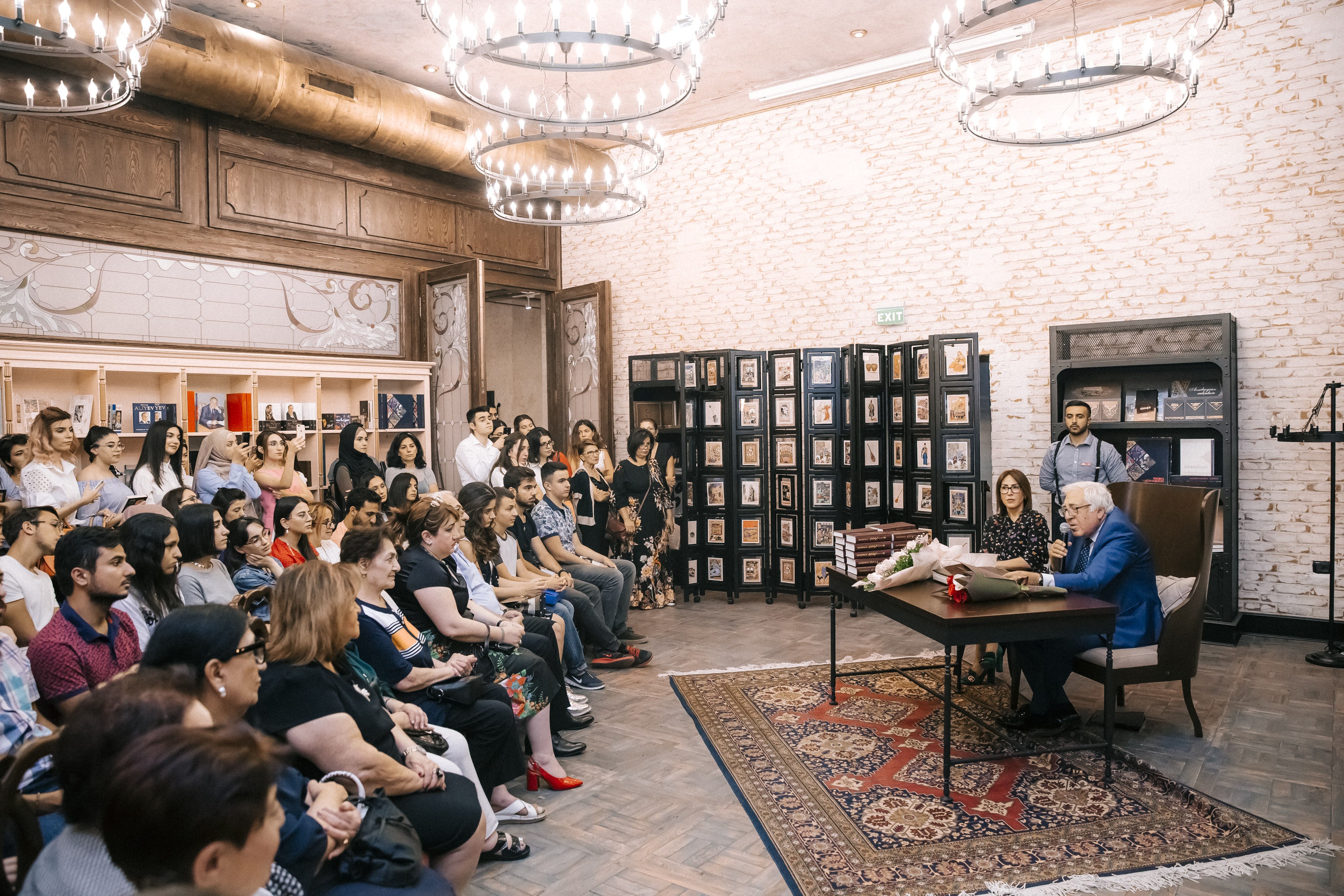 Baku book center. Бакинский книжный центр. Книжные магазины в Баку. Бакинский книжный центр интерьер. Анар писатель.