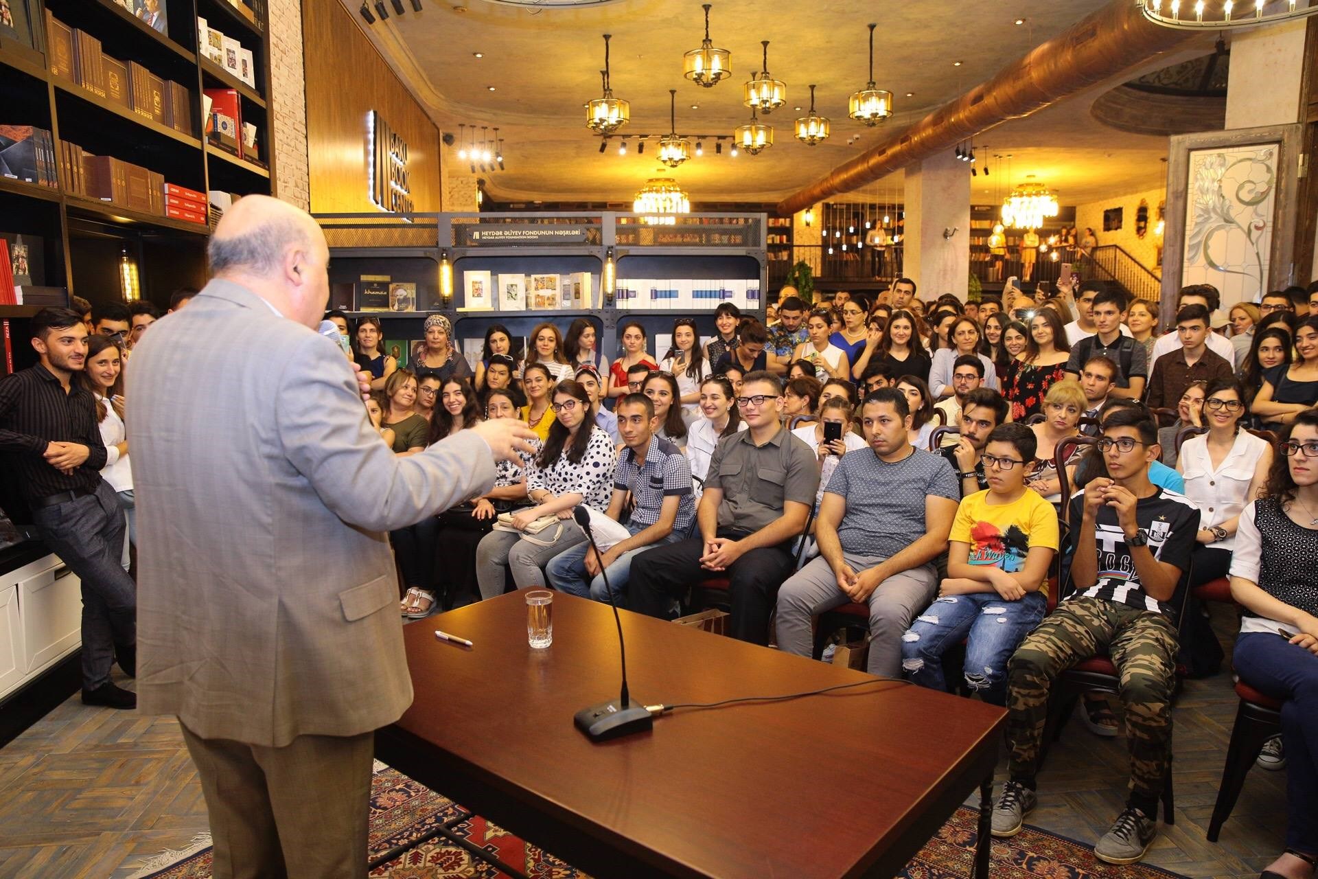 Çingiz Abdullayev: "Mən çox xoşbəxtəm ki, valideynlərim belə bir uzun ömür  yaşadı" | Bakı Kitab Mərkəzi