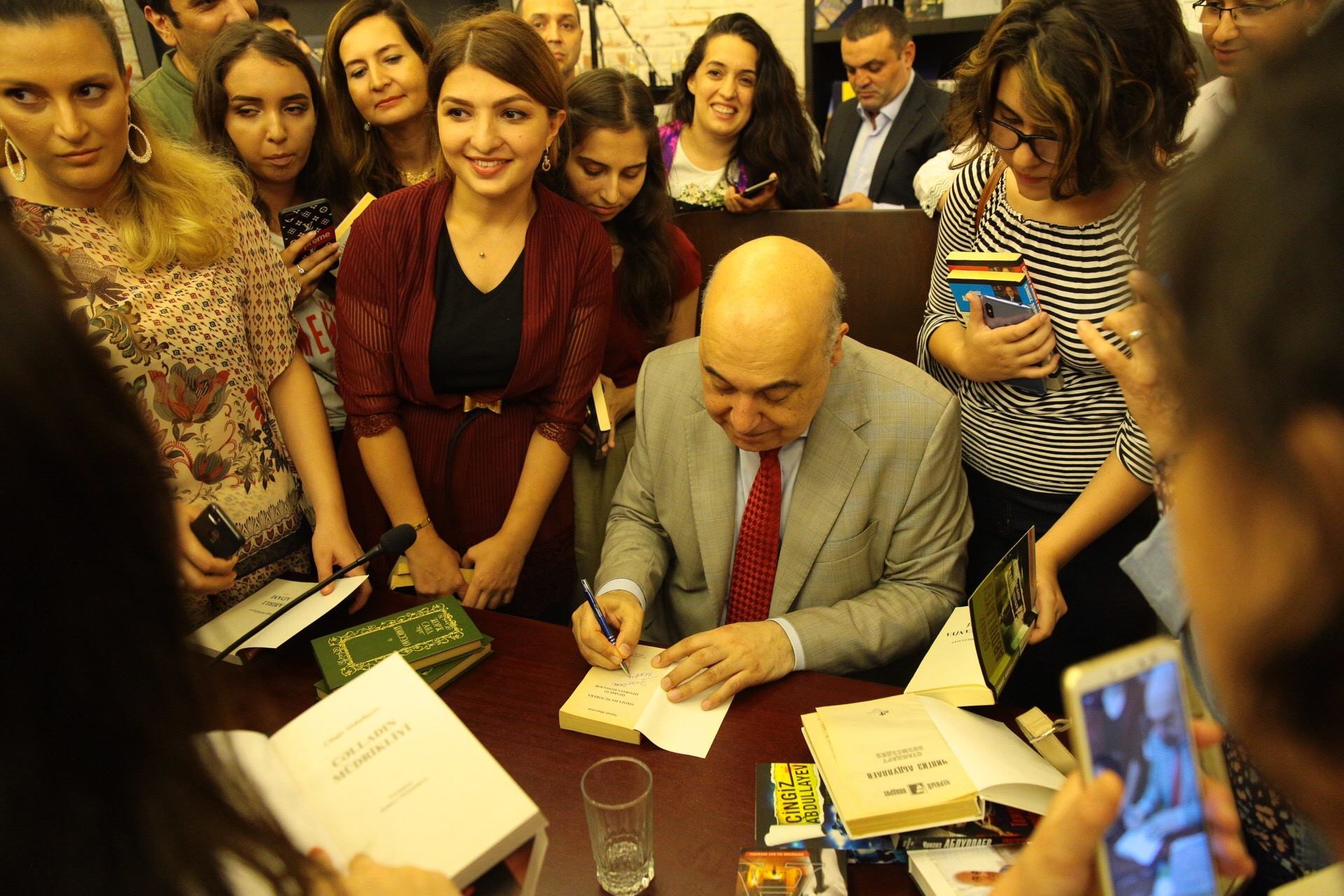 Çingiz Abdullayev: "Mən çox xoşbəxtəm ki, valideynlərim belə bir uzun ömür  yaşadı" | Bakı Kitab Mərkəzi