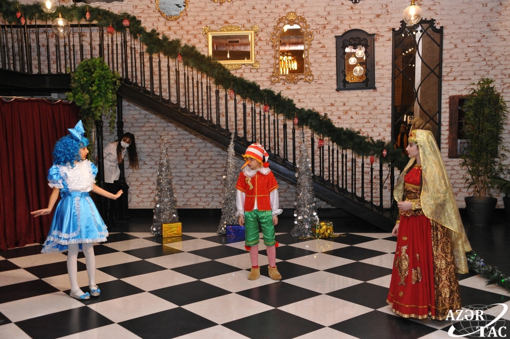 Baku Book Center организовал новогоднее представление для детей