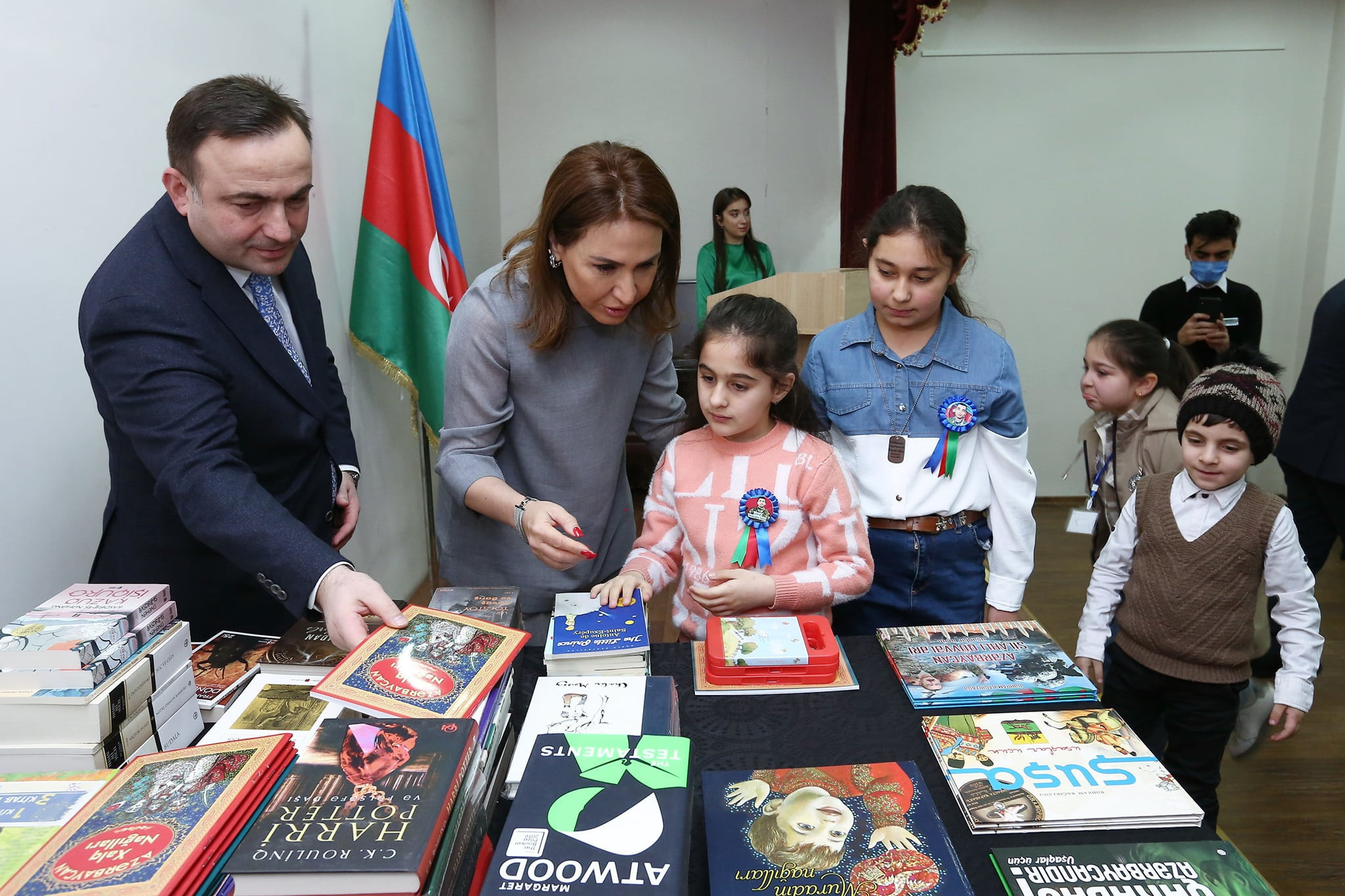 Фонд Гейдара Алиева передал в дар книги детским домам и школам-интернатам