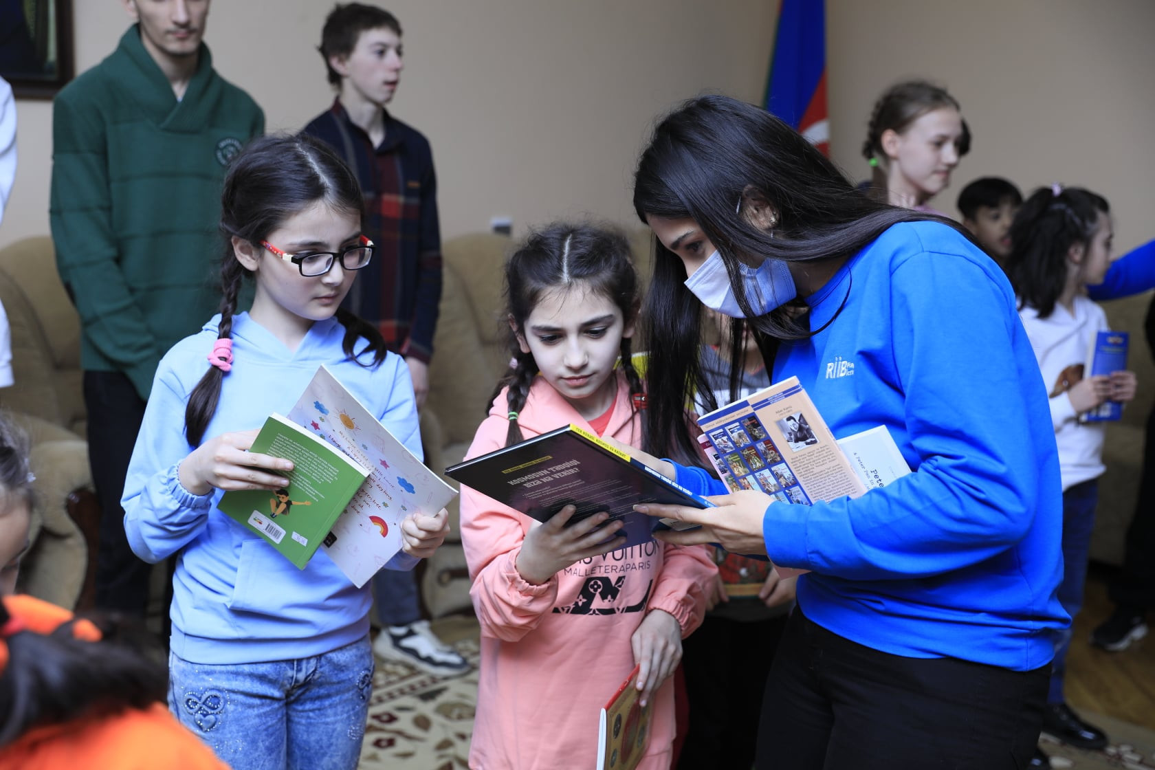 Фонд Гейдара Алиева передал в дар книги детским домам и школам-интернатам