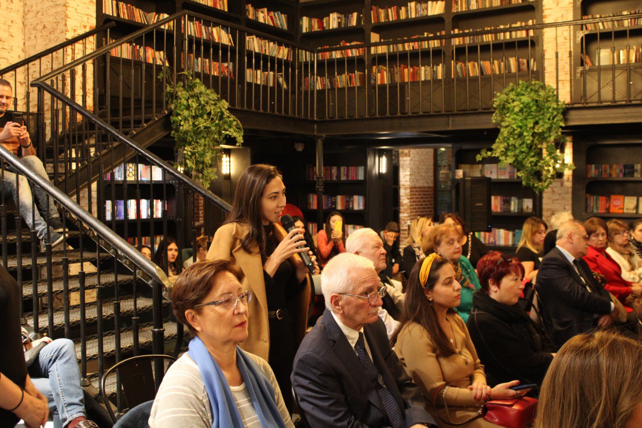 В Бакинском  Книжном Центре состоялась встреча с Михаилом Гусманом