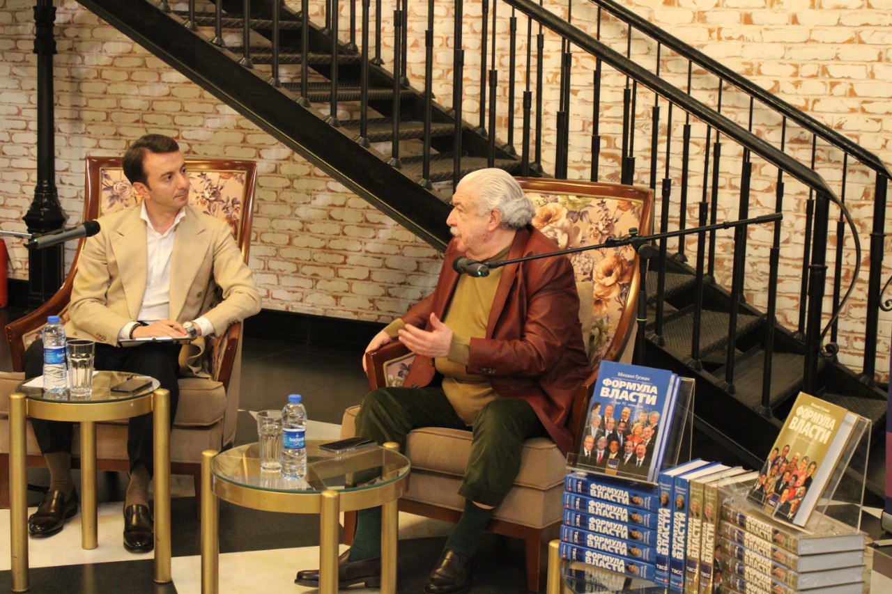В Бакинском  Книжном Центре состоялась встреча с Михаилом Гусманом