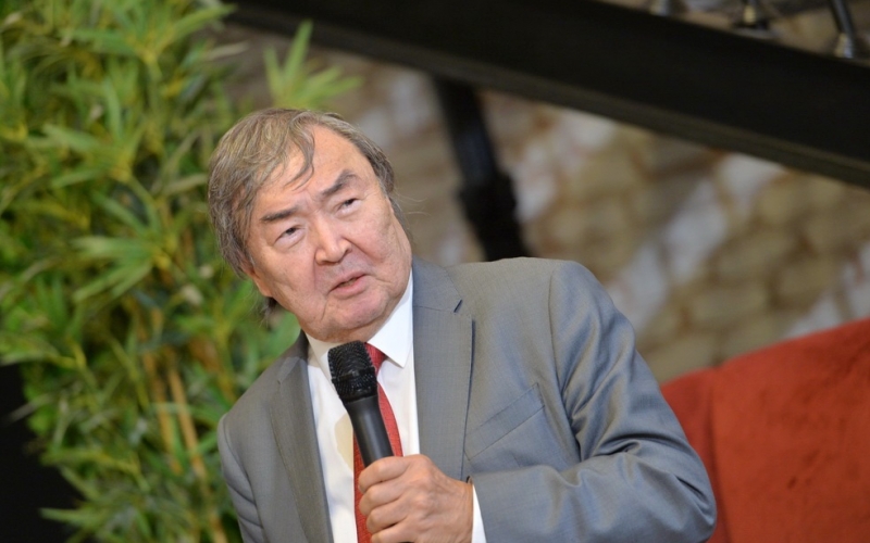 Famous Kazakh poet Olzhas Suleimenov meets with readers at Baku Book Center