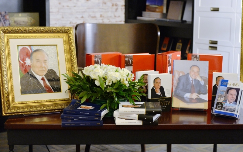 Baku Book Center commemorates national leader Heydar Aliyev