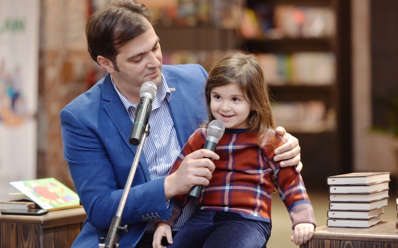 Emin Mousavi hosts event for children as part of Baku Book Center’s new Reading Project