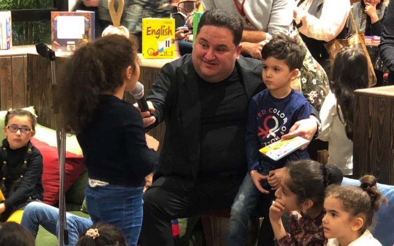 Baku Book Center hosts tale reading with People's artist of Azerbaijan Murad Dadashev