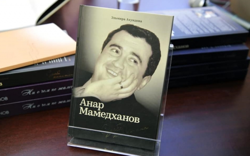 Baku Book Center hosts signing of book dedicated to Anar Mammadkhanov