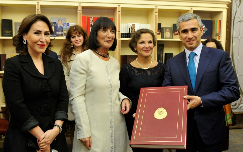 Famous French publisher holds presentation of rare books collection at Baku Book Center