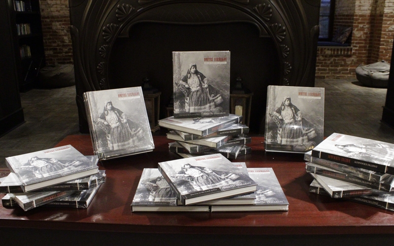 В Бакинском Книжном Центре представлен фотоальбом «Путешествие в страну огней»