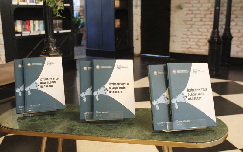 Bakı Kitab Mərkəzində “İctimaiyyətlə əlaqələrin əsasları” dərs vəsaitinin təqdimatı keçirilib