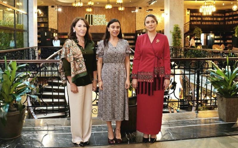 Daughter of Chairman of Halk Maslahaty of Turkmenistan Oguljahan Atabayeva Visits Baku Book Center