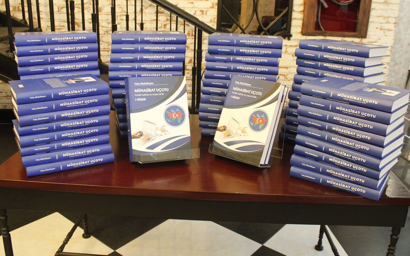 В Бакинском Книжном Центре состоялась презентация пособия по бухгалтерскому учету